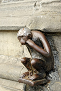 Bronze-Äffchen vor dem Rathaus in Mons