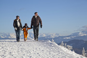 Familie beim Winterspaziergang