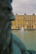 Statue und Teich im Garten von Versailles