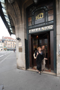 Gäste beim  Verlassen der Jugendstil-Brasserie L'Excelsior in Nancy