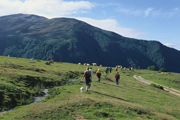 Wanderer am Fuße eines Berges in den Pyrenäen