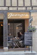 Gäste auf der Terrasse des Chez George