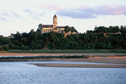 Blick über die Loire auf die Kirche von Saint-Florent-le-Vieil